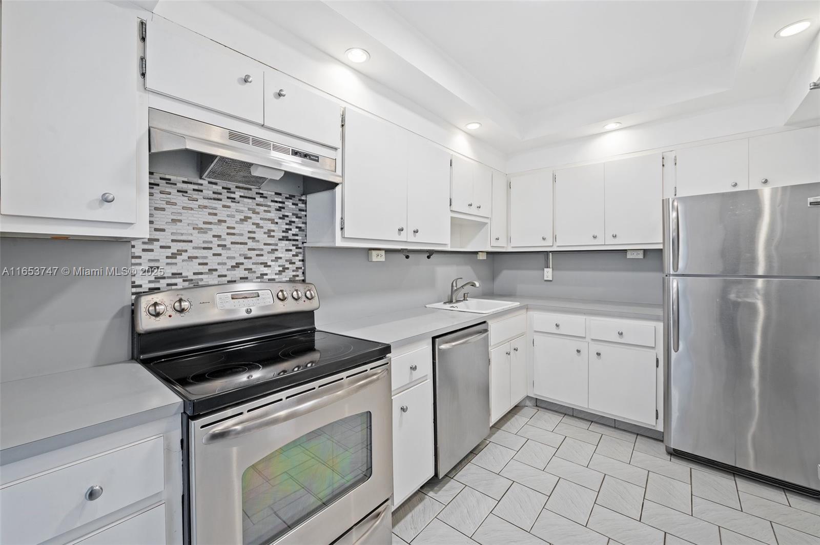 LONDON TOWERS CONDO - Residential