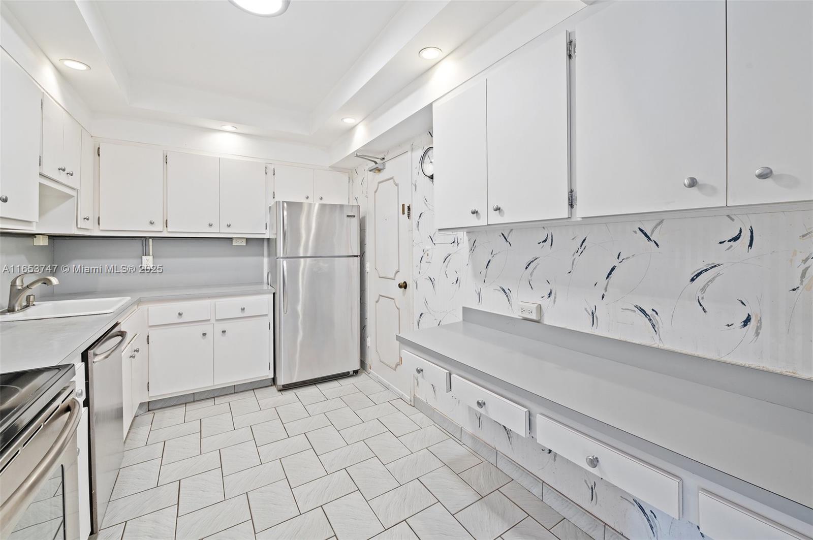 LONDON TOWERS CONDO - Residential
