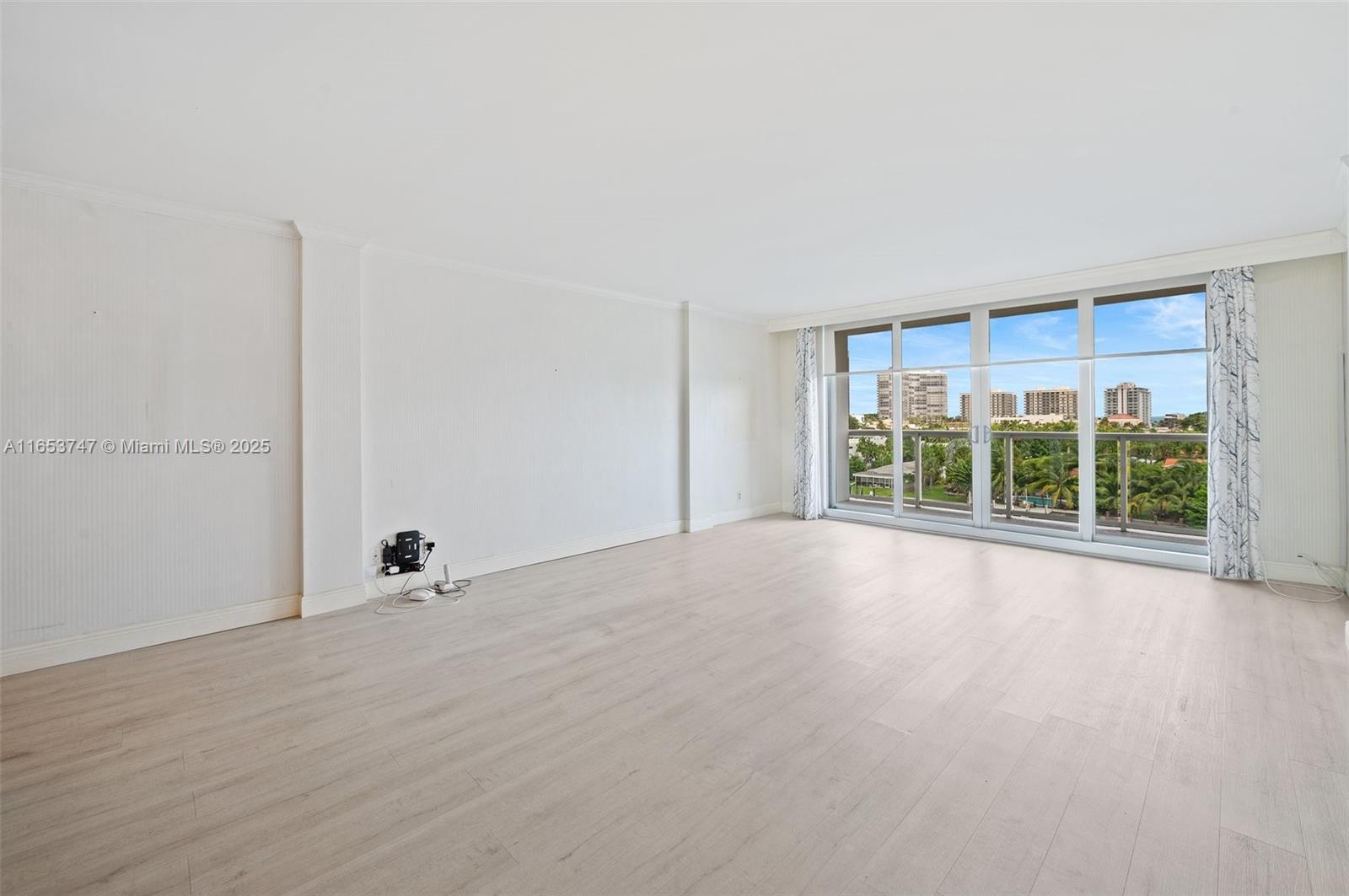 LONDON TOWERS CONDO - Residential
