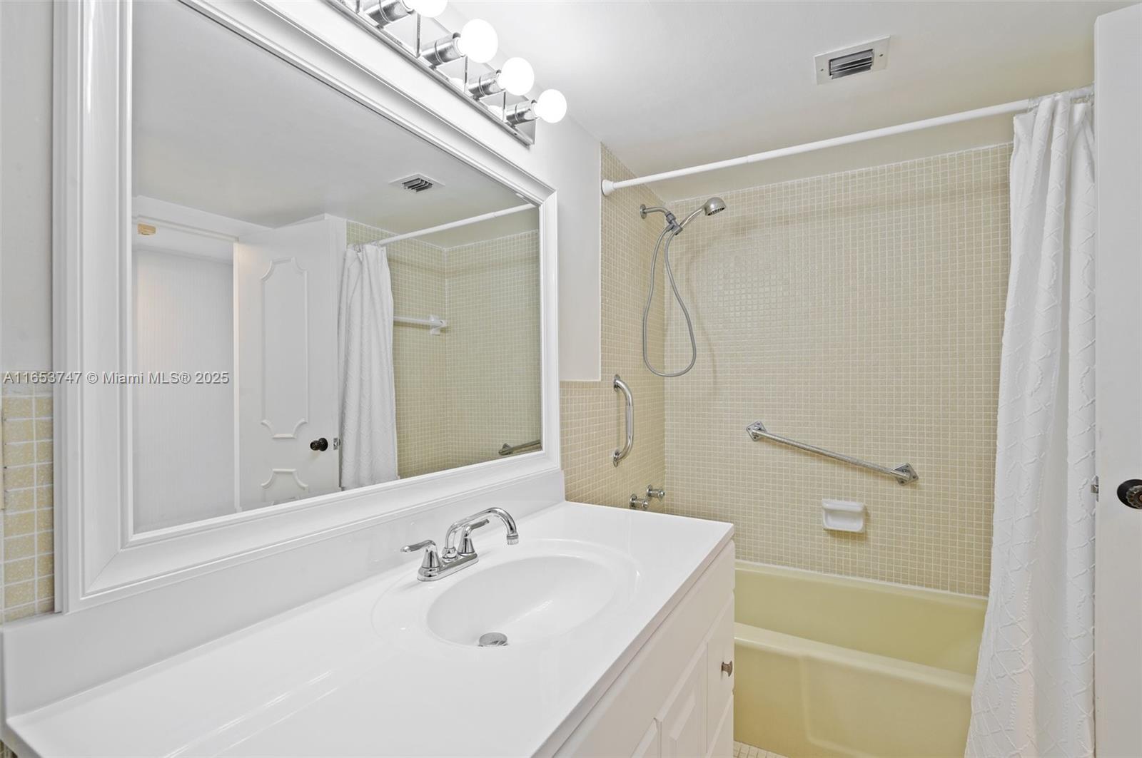 LONDON TOWERS CONDO - Residential