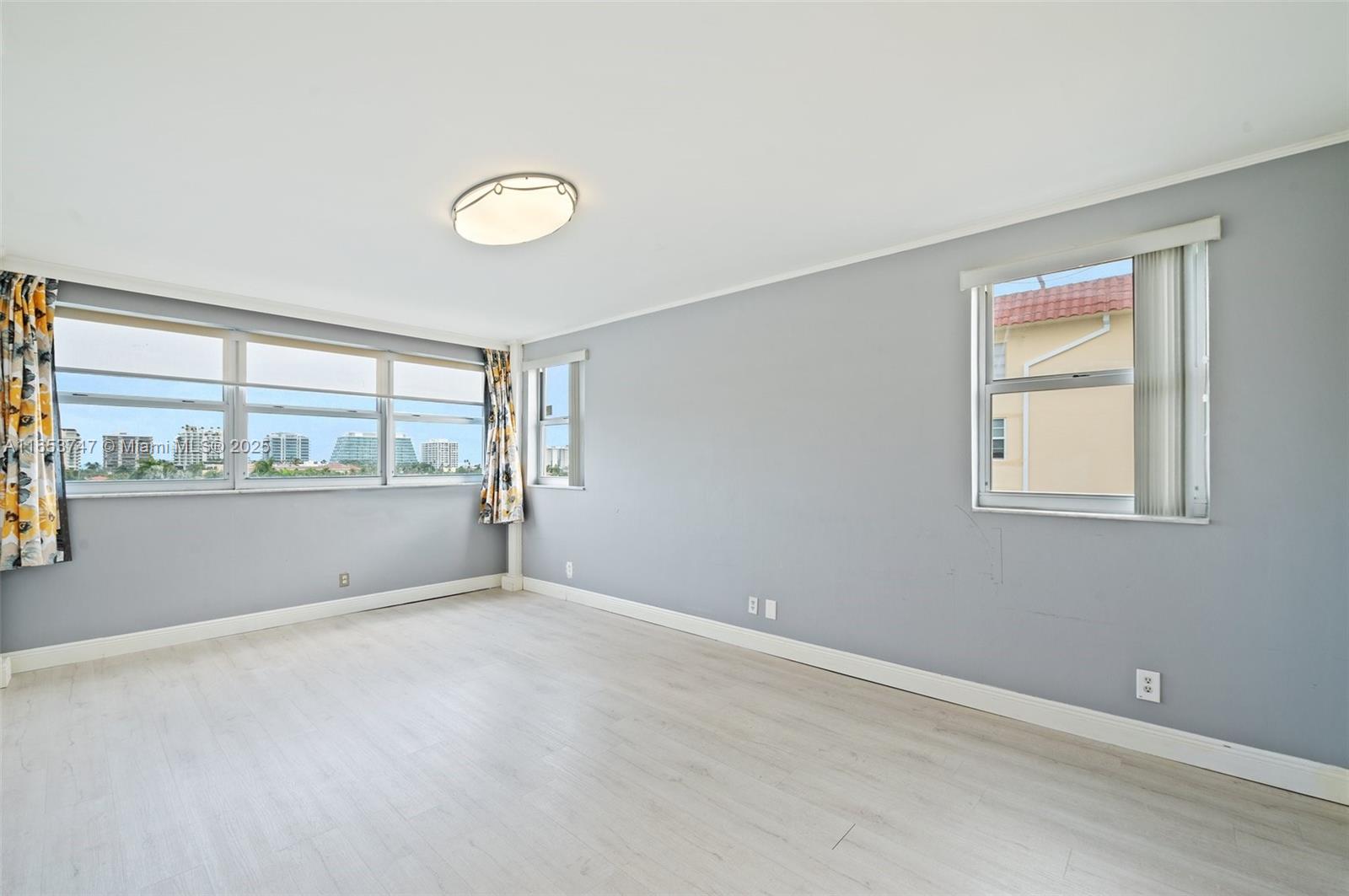 LONDON TOWERS CONDO - Residential