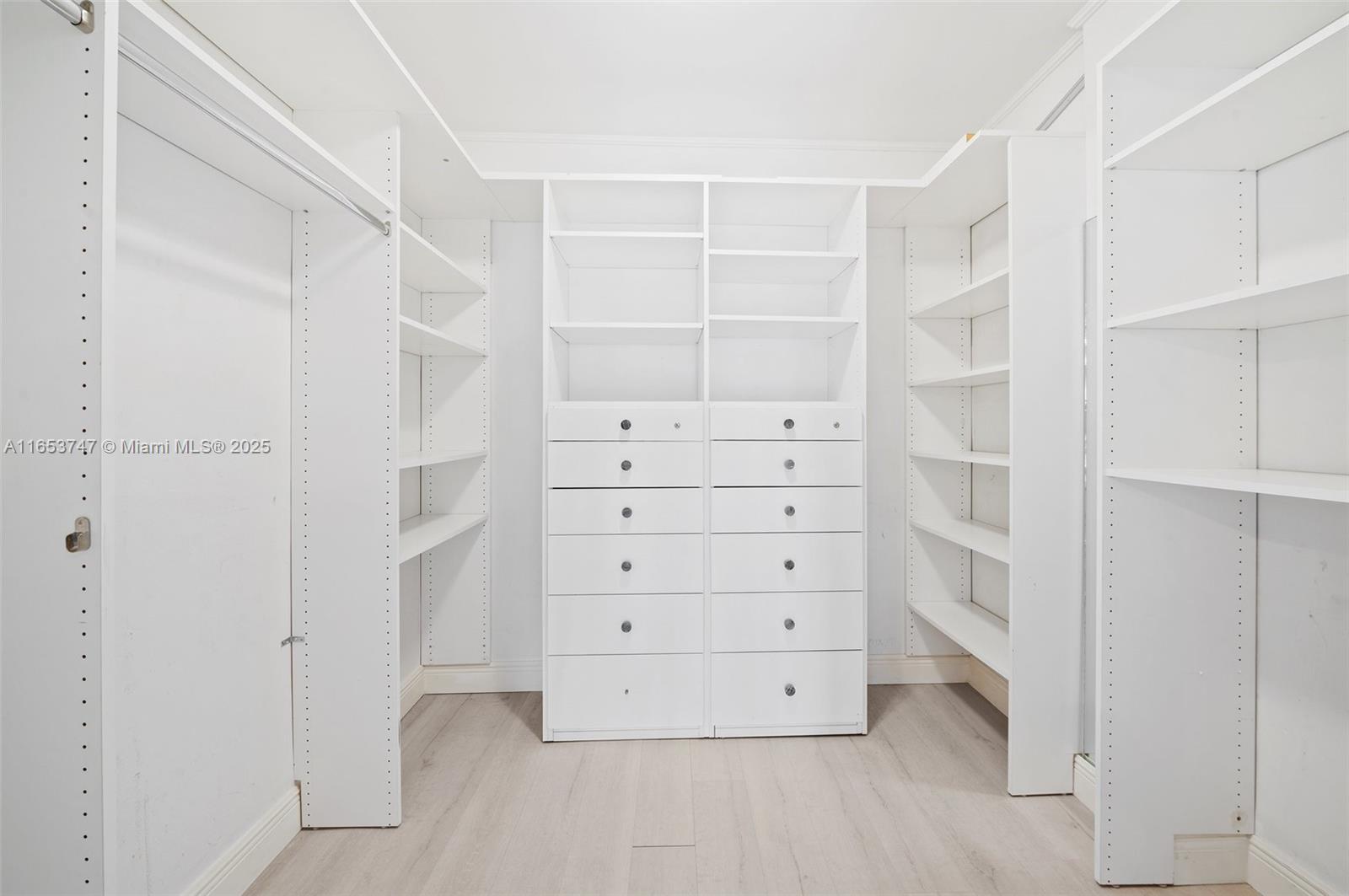 LONDON TOWERS CONDO - Residential