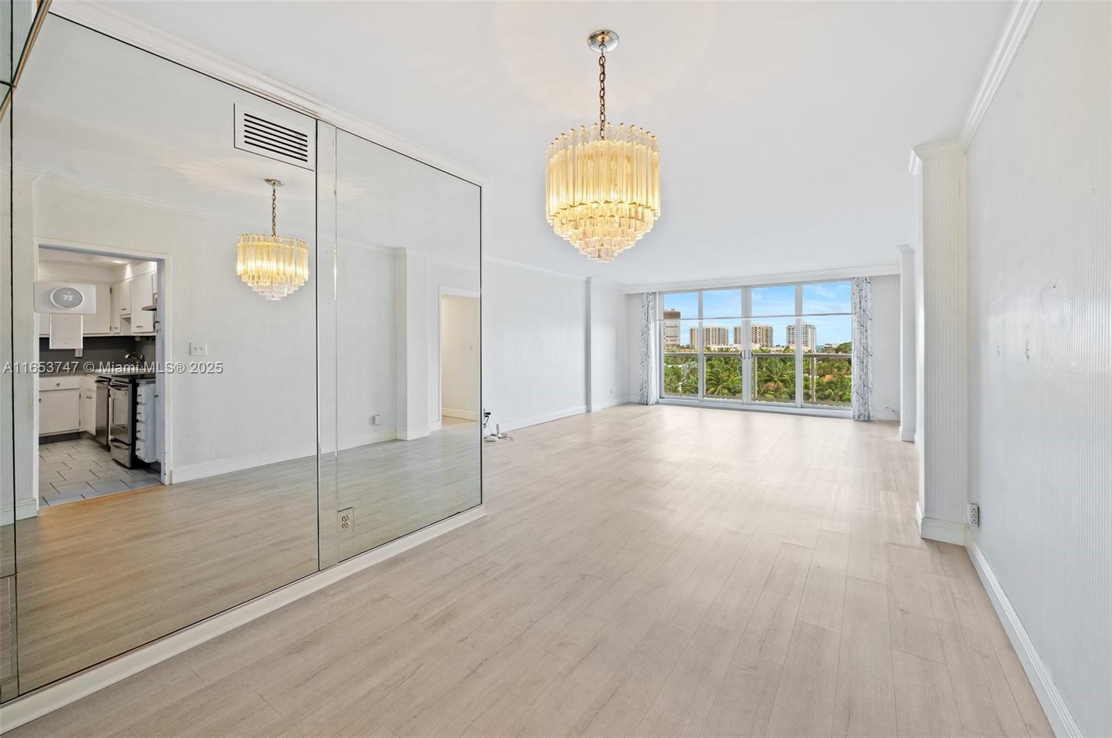 LONDON TOWERS CONDO - Residential