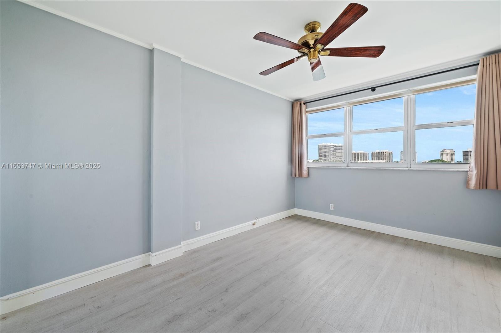 LONDON TOWERS CONDO - Residential