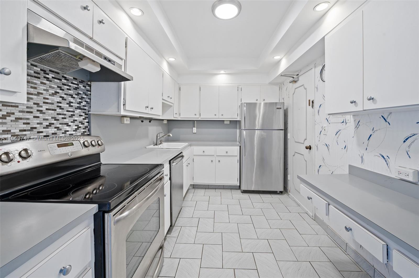 LONDON TOWERS CONDO - Residential