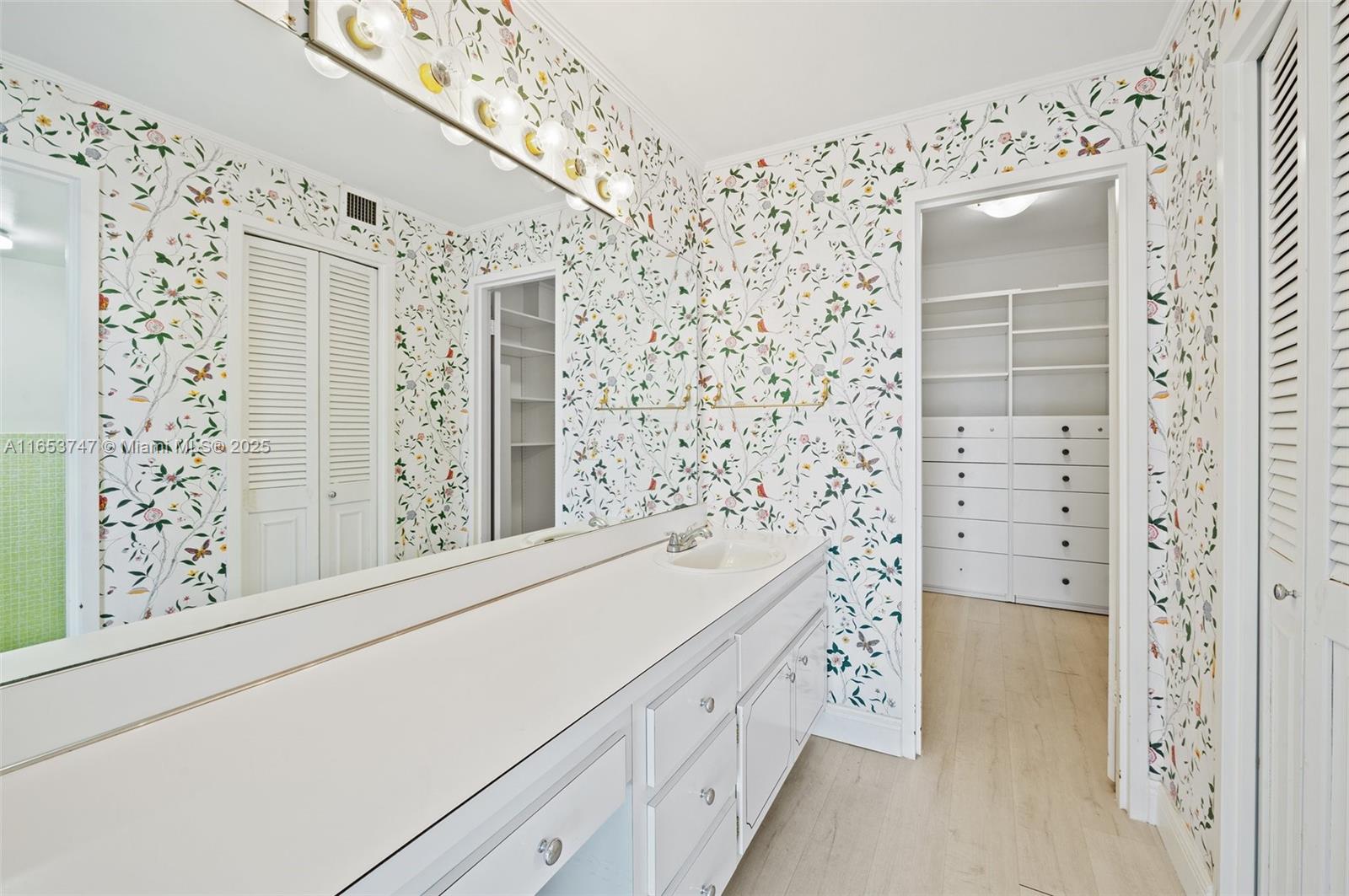 LONDON TOWERS CONDO - Residential
