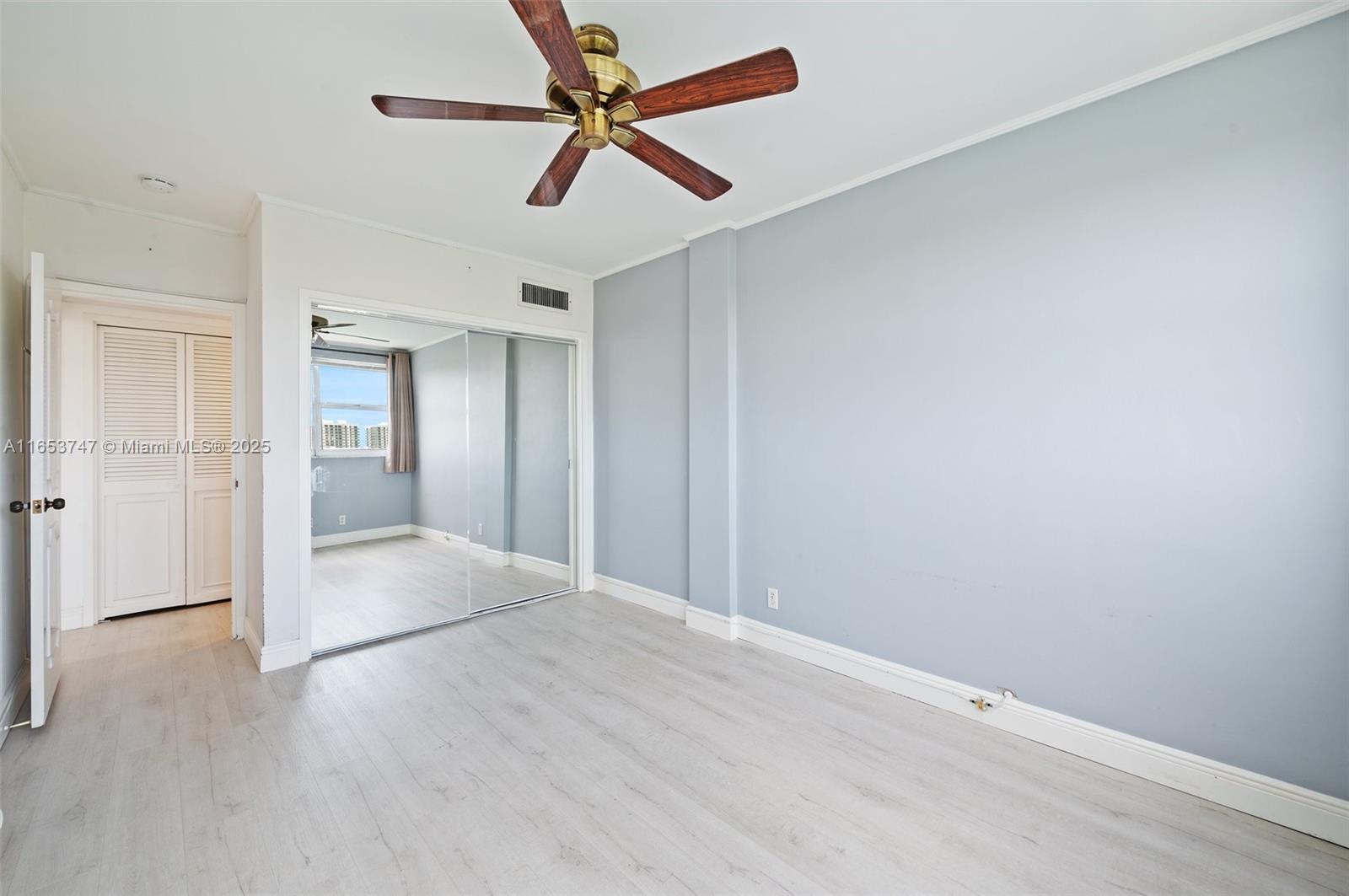 LONDON TOWERS CONDO - Residential