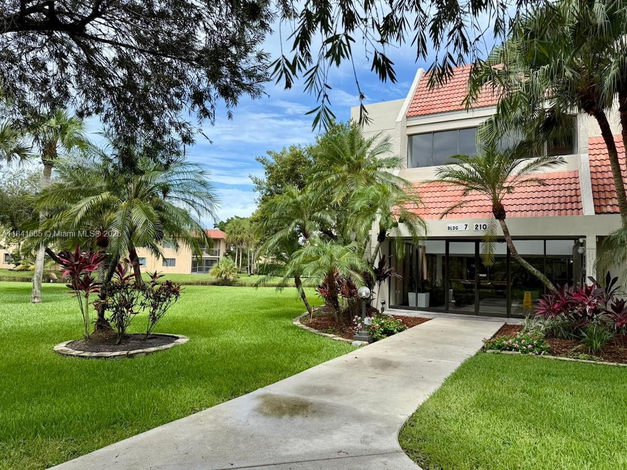 WELCOME TO THIS BEAUTIFUL 1 BR/ 1 BA unit in a condo located in the much -desired city of Weston !!
BRAND NEW KITCHEN, BRAND NEW BATHROOM AND MUCH MORE !!
Enjoy the view over the pool from balcony, unit in ground level, close to freeways, A+ schools, shopping and restaurants and surrounded by lush Lanscaping.
SELLER MOTIVATE BECAUSE bcs IS LEAVING THE STATE ! MOST SEE !!