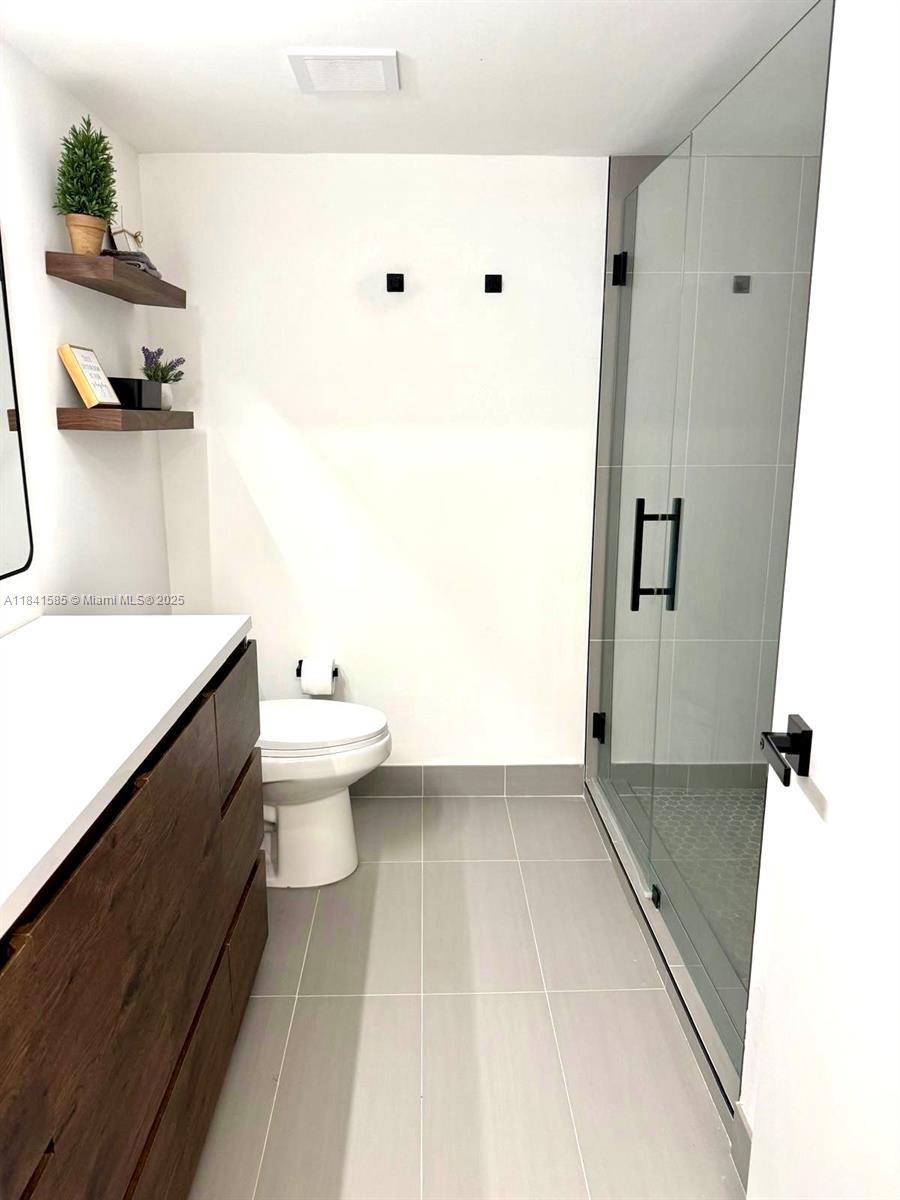 BUILDING SEVEN OF RACQUET - Residential