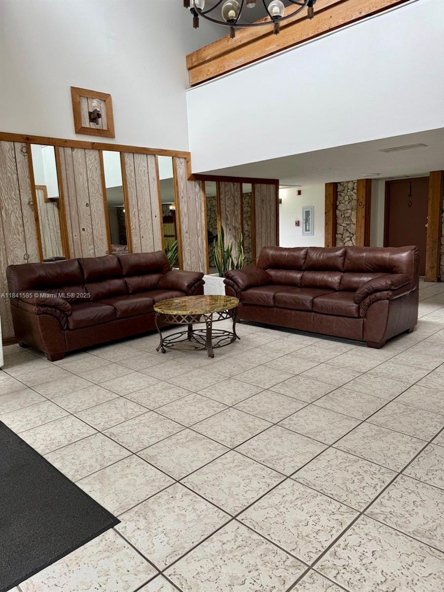 BUILDING SEVEN OF RACQUET - Residential