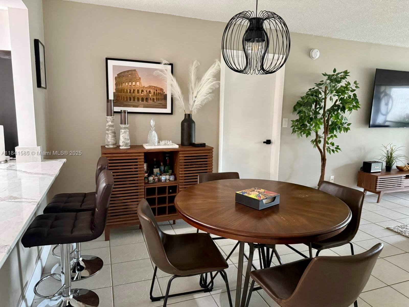 BUILDING SEVEN OF RACQUET - Residential