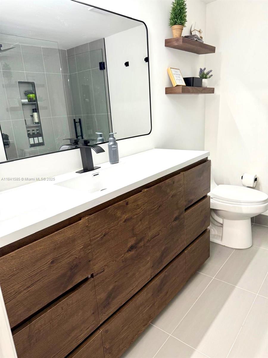 BUILDING SEVEN OF RACQUET - Residential