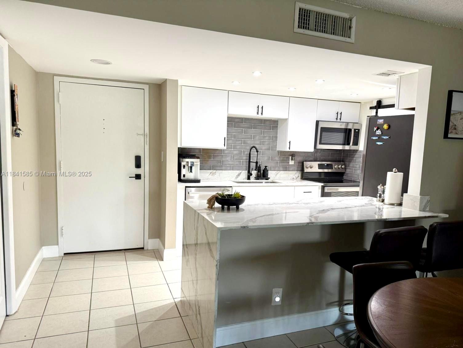 BUILDING SEVEN OF RACQUET - Residential