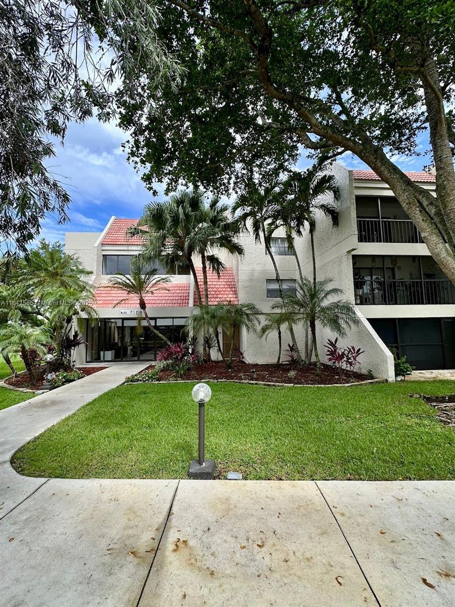 210 Lakeview Dr 102