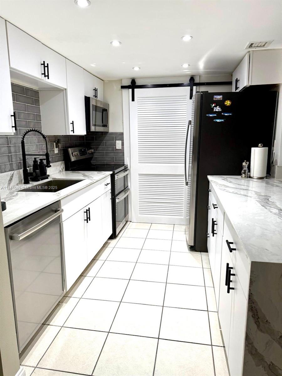 BUILDING SEVEN OF RACQUET - Residential