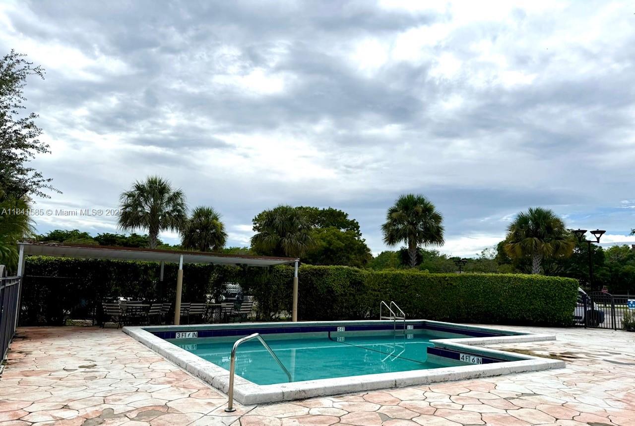 BUILDING SEVEN OF RACQUET - Residential