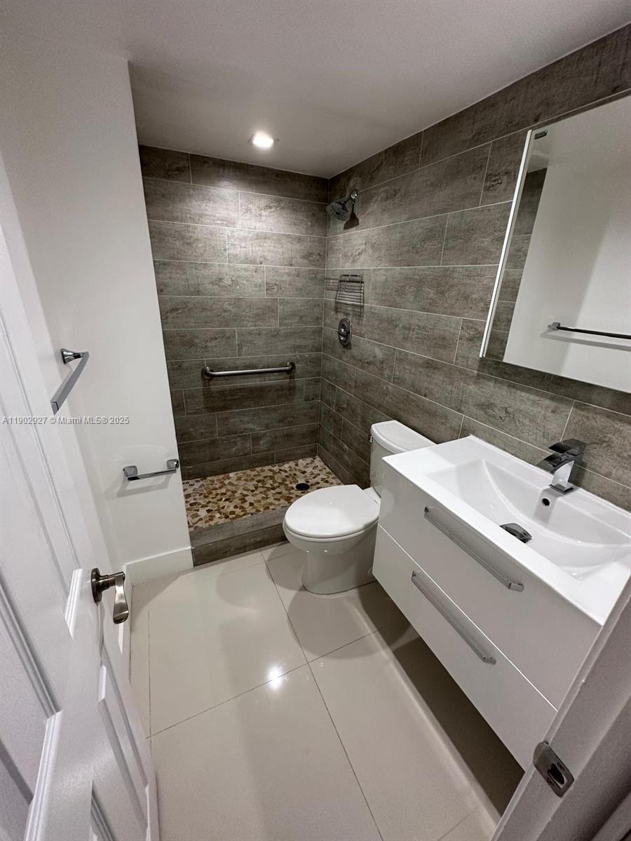 ADMIRALS PORT CONDO WEST - Residential