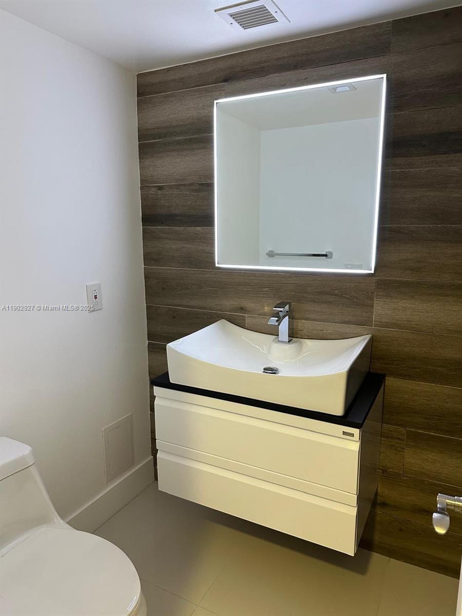 ADMIRALS PORT CONDO WEST - Residential