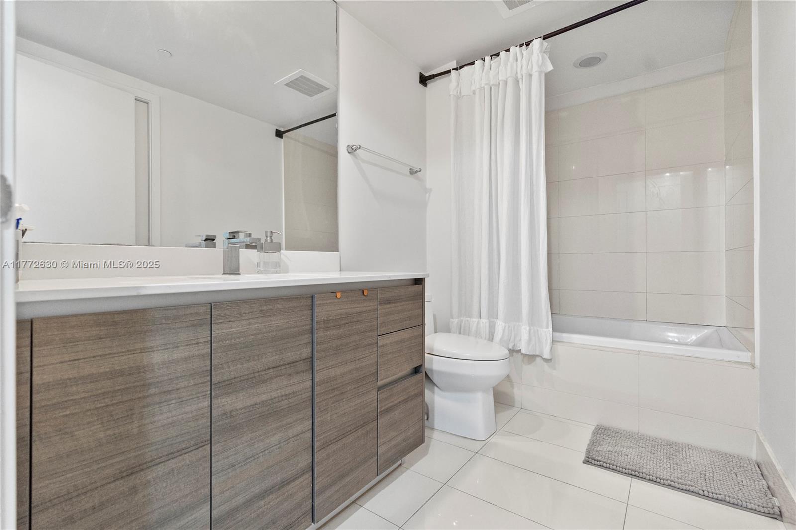 1100 MILLECENTO RESIDENCE - Residential