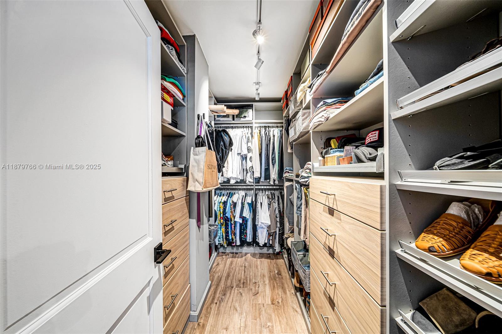 5600 CONDO - Residential