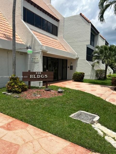 Updated and spacious 1/1 in Racquet Club at Bonaventure in Weston. Unit is remodeled with modern kitchen, granite counters and gorgeous new tile floors throughout. Enter the unit through either the secure remodeled lobby, or the private entrance with electronic lock in your screened in patio. Washer and Dryer inside of the unit.
Just 2 minutes to 75 and less than 3 miles to Weston Town Center. The building has been updated with new flooring, lighting and a completely new lobby. Community pool, clubhouse and plenty of guest parking. Great landlord.
