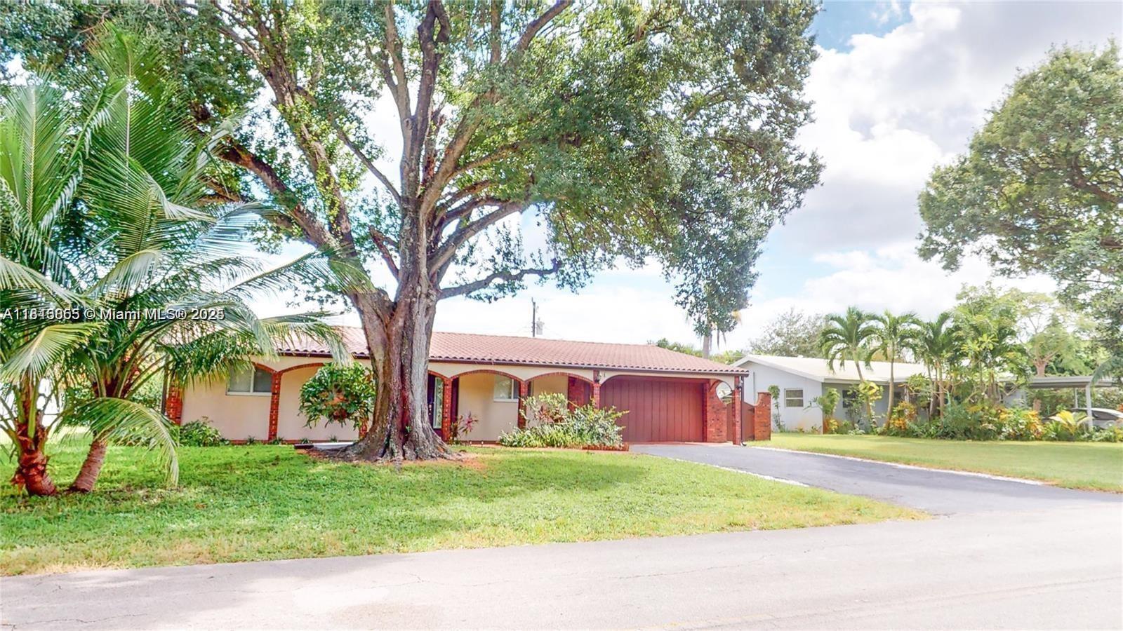 TROPICAL PALMS - Residential