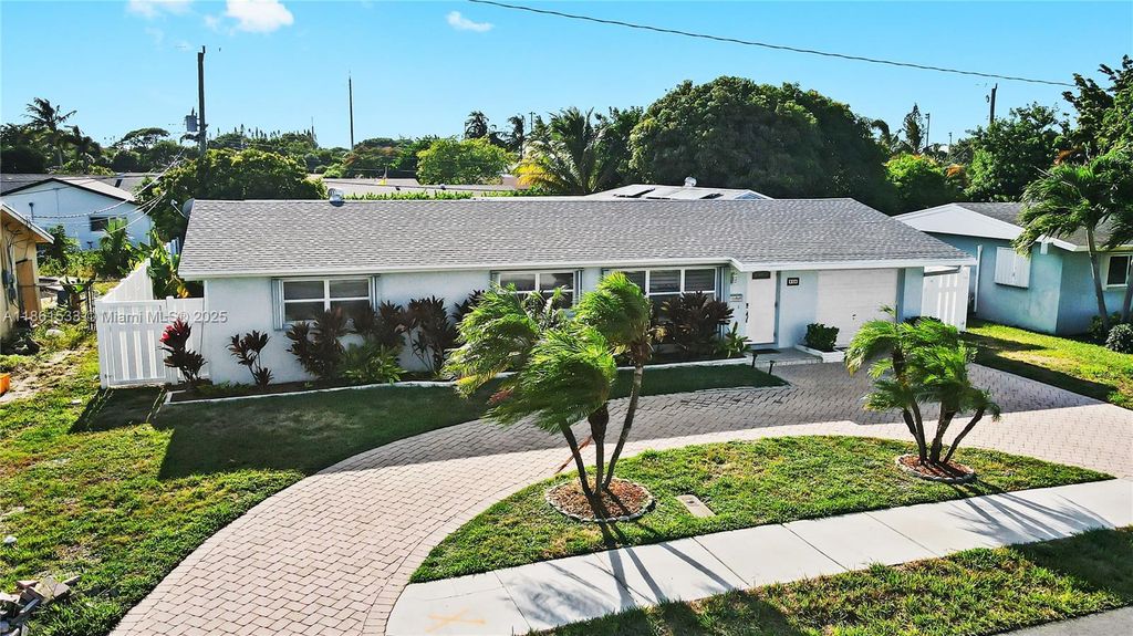 Photo of 605 SE 8th Ave, Deerfield Beach, FL 33441 (MLS # A11861533)