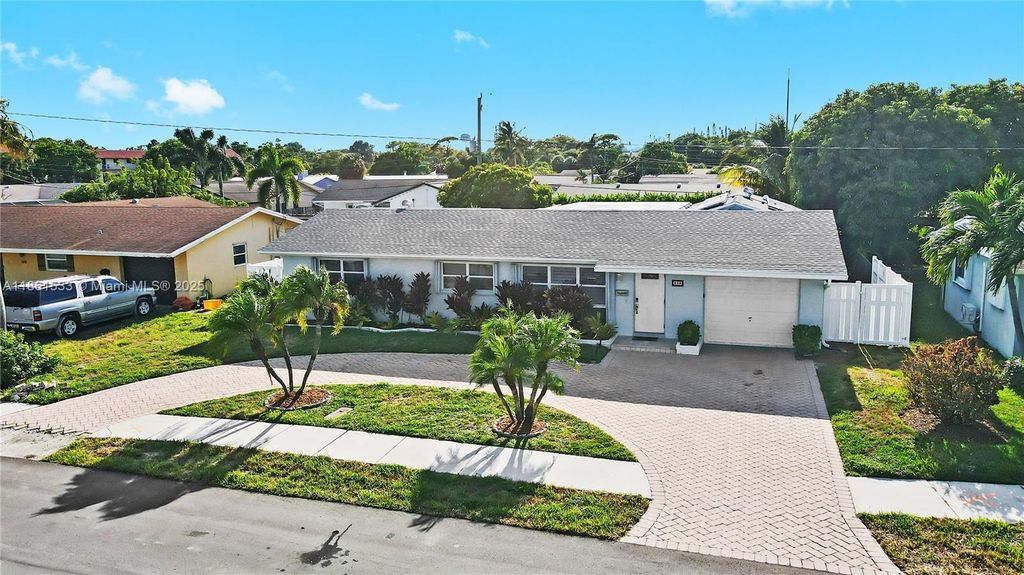 Photo of 605 SE 8th Ave, Deerfield Beach, FL 33441 (MLS # A11861533)