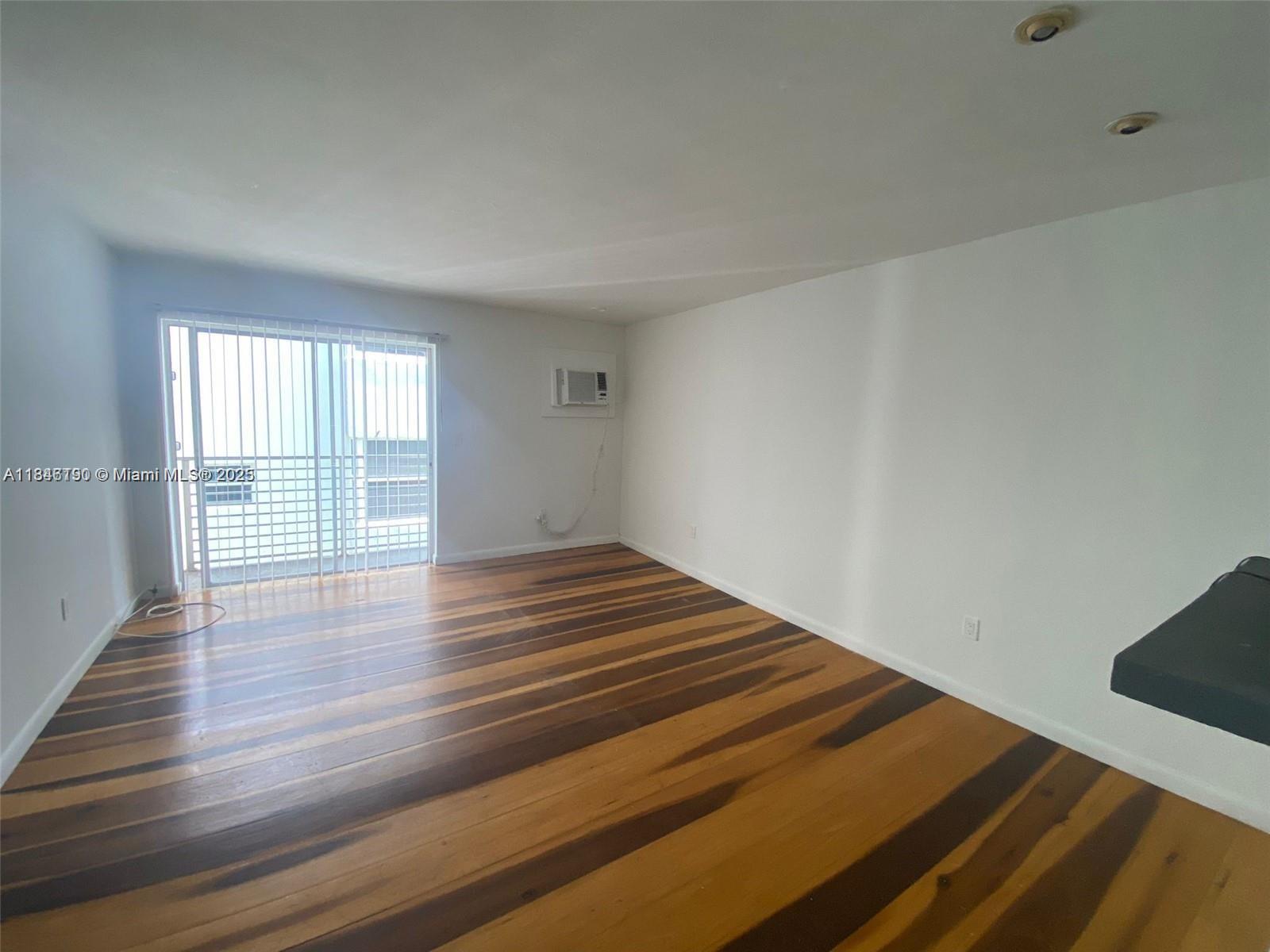 Live the South Beach lifestyle at reasonable price ! This cosy studio is located right on Lincoln Road, in a well-maintained bayfront building offering stunning sunset views and direct access to the Biscayne Bay.
Everything is within walking distance.
The swimming pool is currently under renovations.
