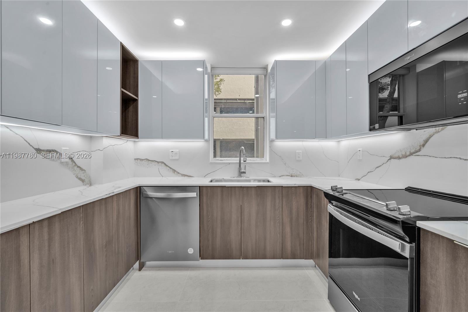 TOWER AT BISCAYNE COVE CO - Residential Lease