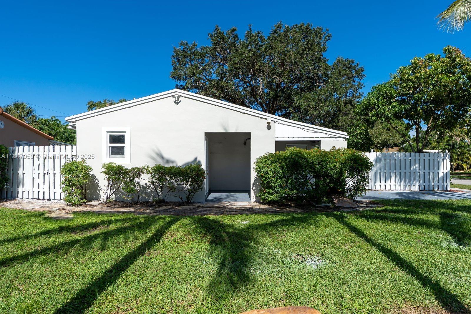 1121 SW 18th Ct