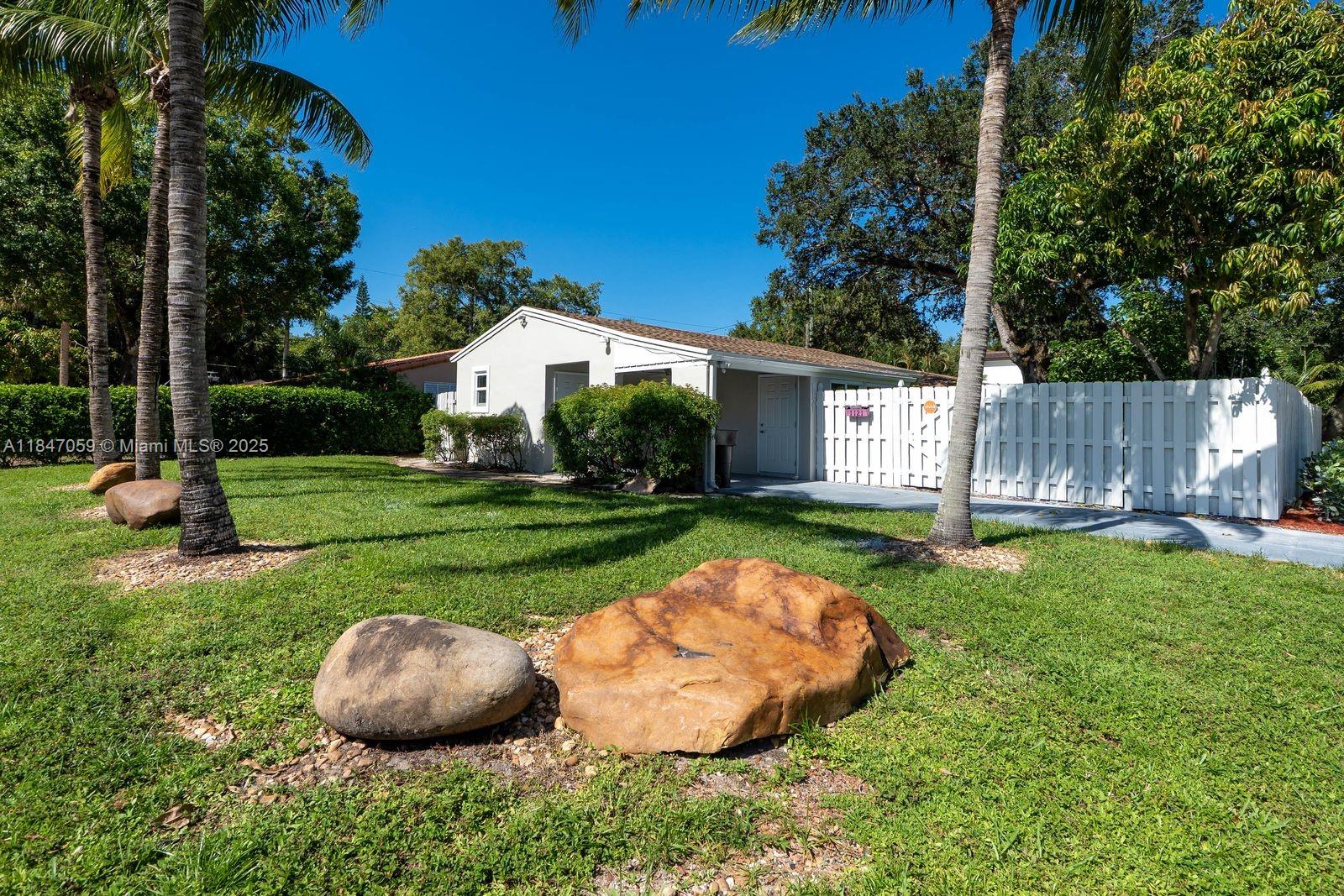 1121 SW 18th Ct