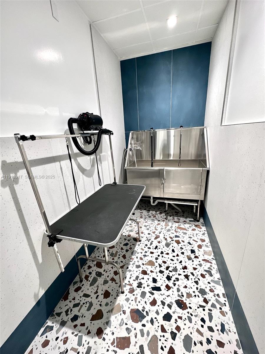 MET 1 CONDO - Residential