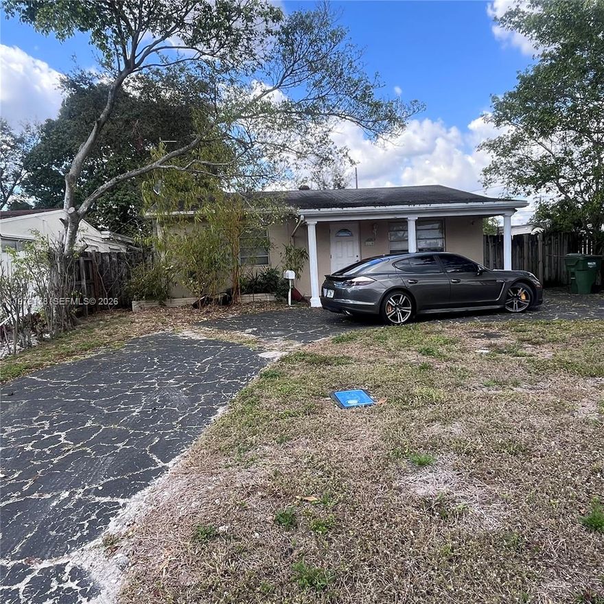 Great single-family home centrally located close to shopping schools' restaurants and turnpike. Nice quiet neighborhood