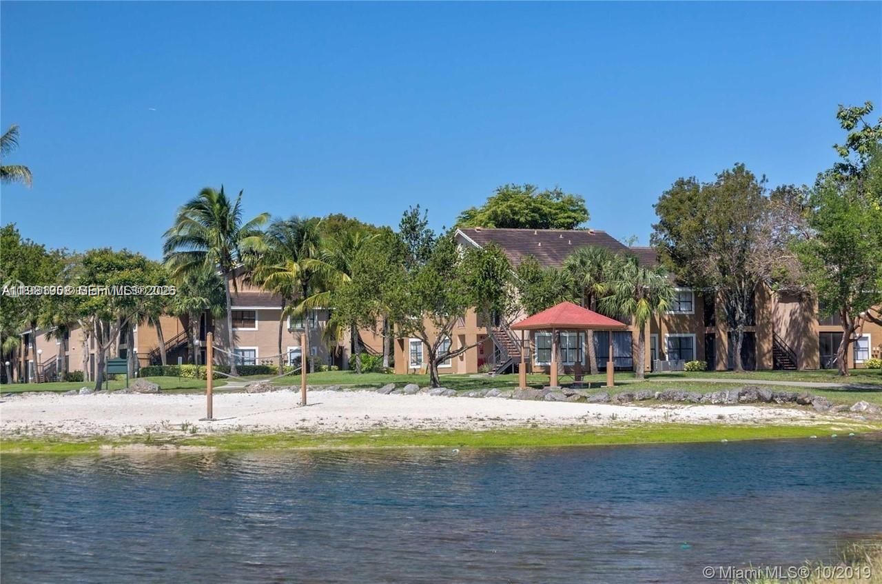 VISTA LAGO AT THE HAMMOCK - Residential