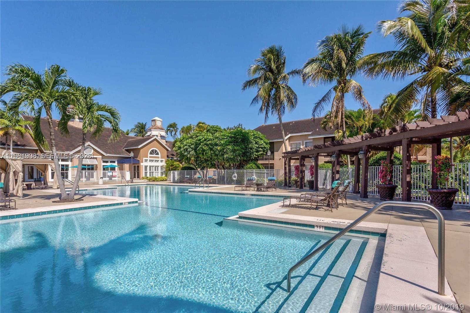 VISTA LAGO AT THE HAMMOCK - Residential