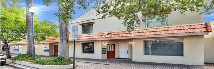 Conveniently located in the heart of Homestead, this spacious 2-bedroom, 1-bathroom apartment is on the 2nd floor and offers central air conditioning and easy move-in with no association required.
Enjoy being close to shopping centers, schools, and more — everything you need is just minutes away!
Water and electricity are included in the rent.