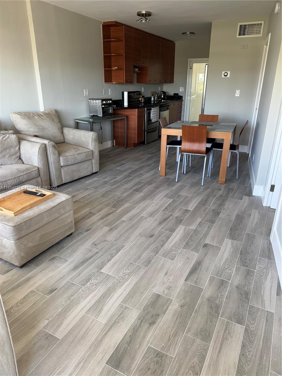 LE CERCLE BY THE BEACH CO - Residential