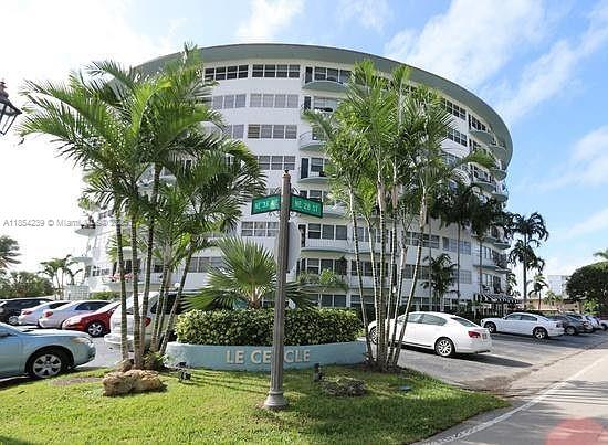 WALKING DISTANCE TO THE BEACH ! PRIME LOCATION LOCATION, LOCATION: 2 blocks from the beach, walk to restaurants, night life and shopping! 2 bedroom unit in Boutique condo, renovated lobby, management office on premises. Updated kitchen with granite countertops and S/S appliances. DISHWASHER. Heated pool, outdoor BBQ area, outdoor shower, fitness center, lounge, security cameras, and furnished roof top sun deck. Great beach vibe, friendly building! No RENTALS 1ST YEAR. MIN LEASE 6 MONTHS.1 PARKING.NEW CERAMIC FLOORS, NEWLY REFINISHED CEILINGS, NEW DOORS,NEW AC AND TANKLESS WATER HEATER. IMPACT WINDOWS.SMALL STORAGE.PETS ALLOWED.LOUNDRY ROOM ON SECOND FLOOR. EASY TO SHOW!!