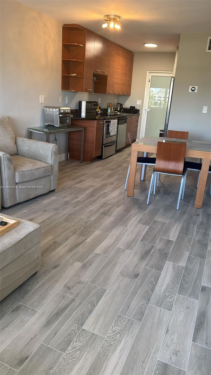 LE CERCLE BY THE BEACH CO - Residential