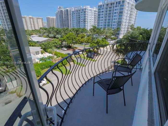 LE CERCLE BY THE BEACH CO - Residential