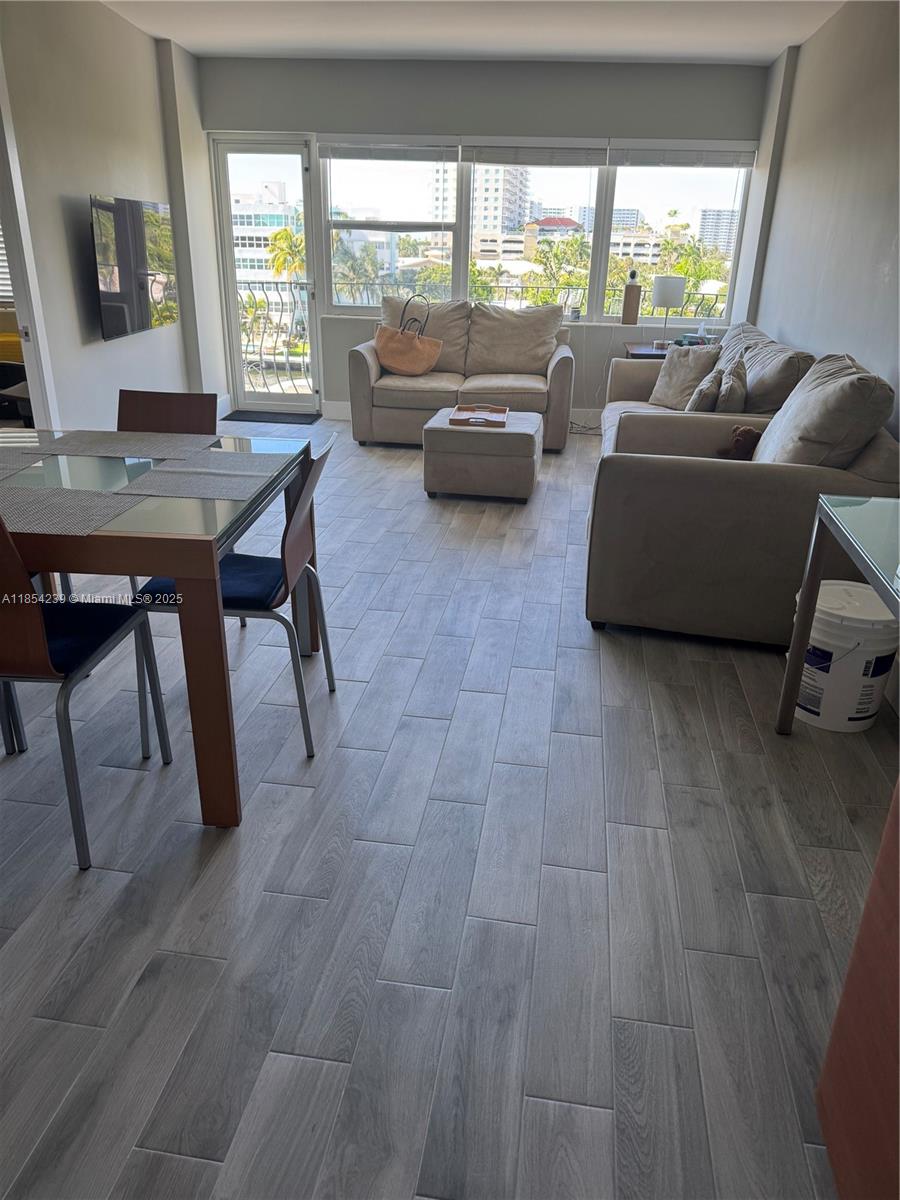 LE CERCLE BY THE BEACH CO - Residential