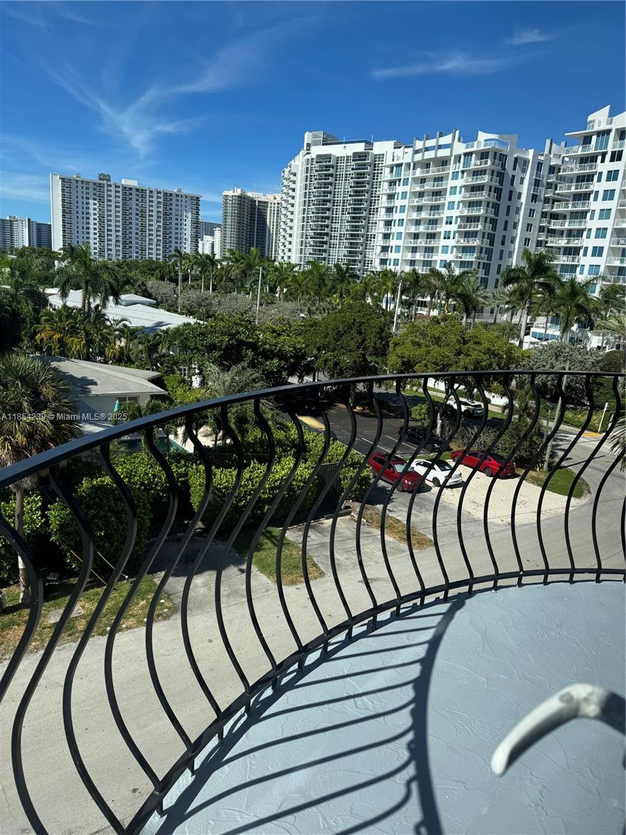 LE CERCLE BY THE BEACH CO - Residential