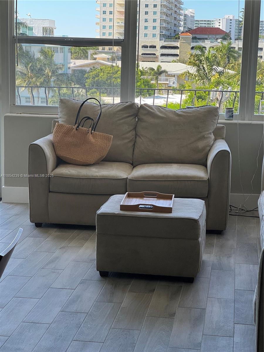 LE CERCLE BY THE BEACH CO - Residential