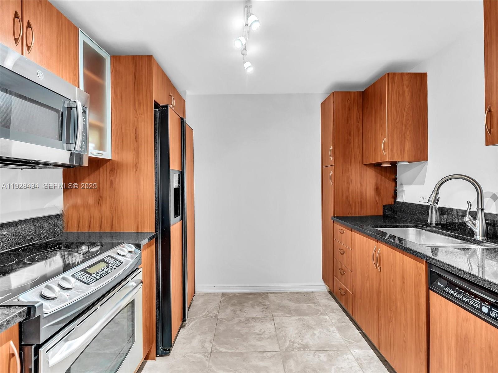 VENTURE AT AVENTURA EAST - Residential Lease