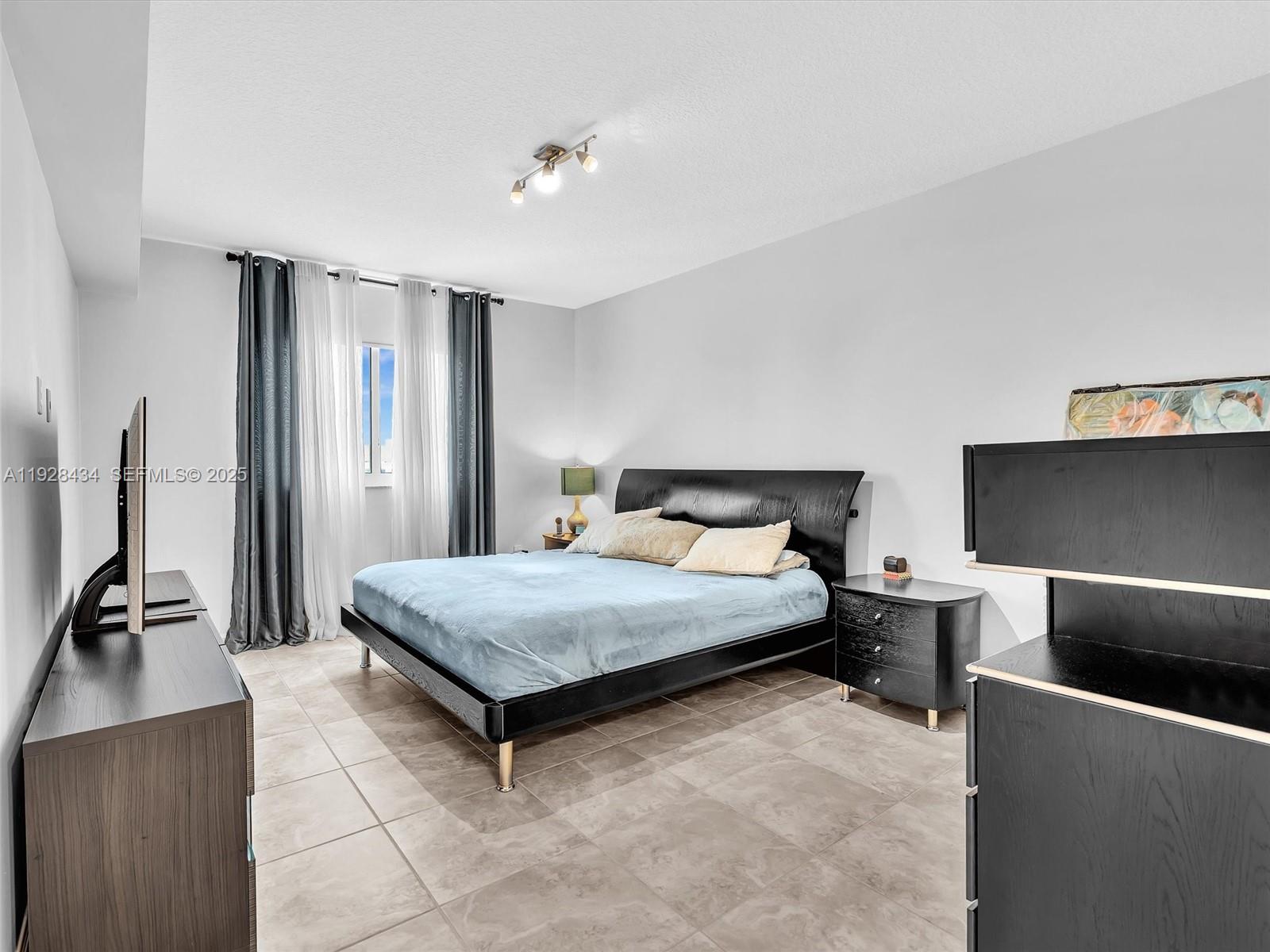 VENTURE AT AVENTURA EAST - Residential Lease