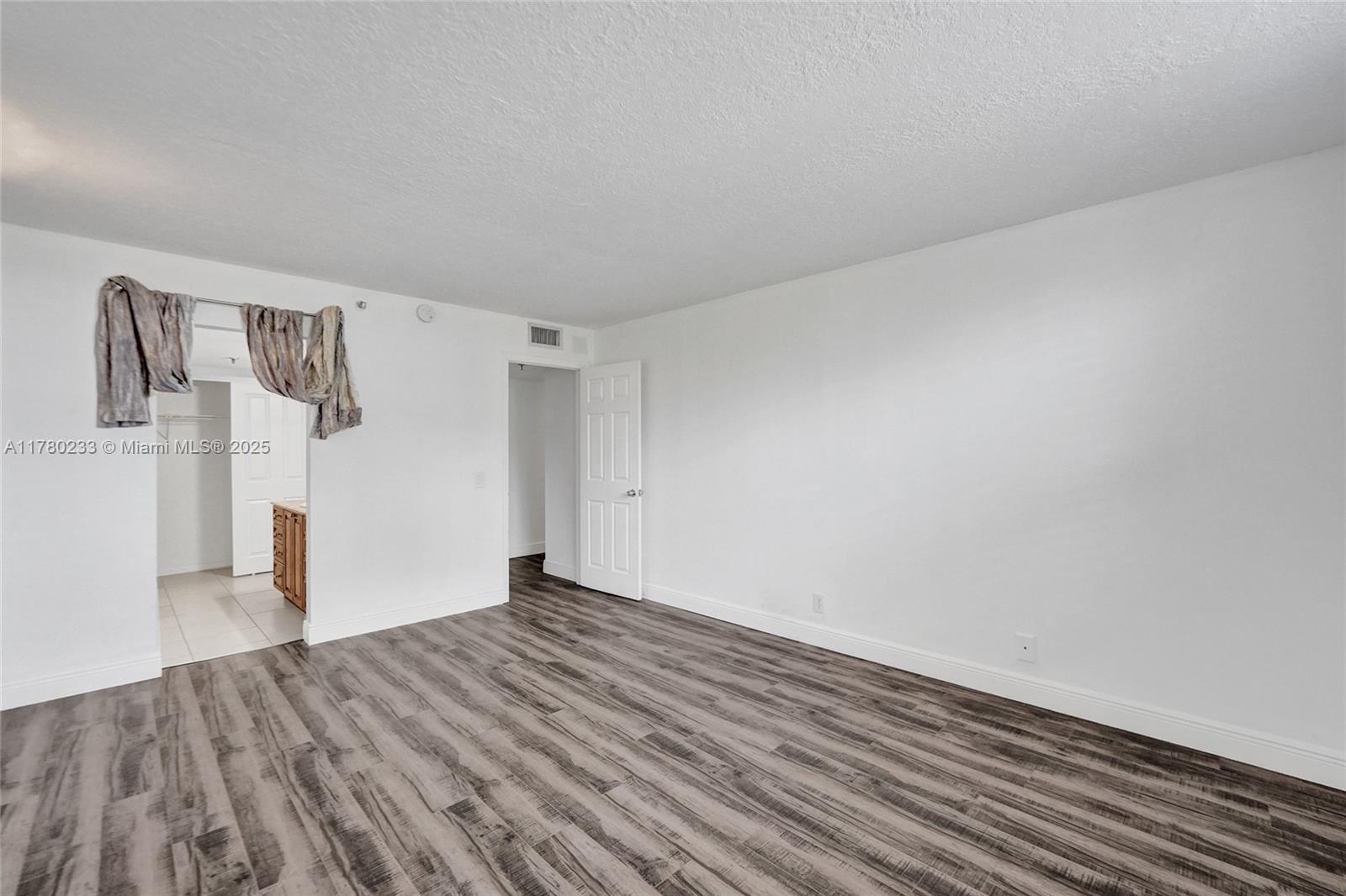 LAKE EMERALD CONDOMINIUM - Residential