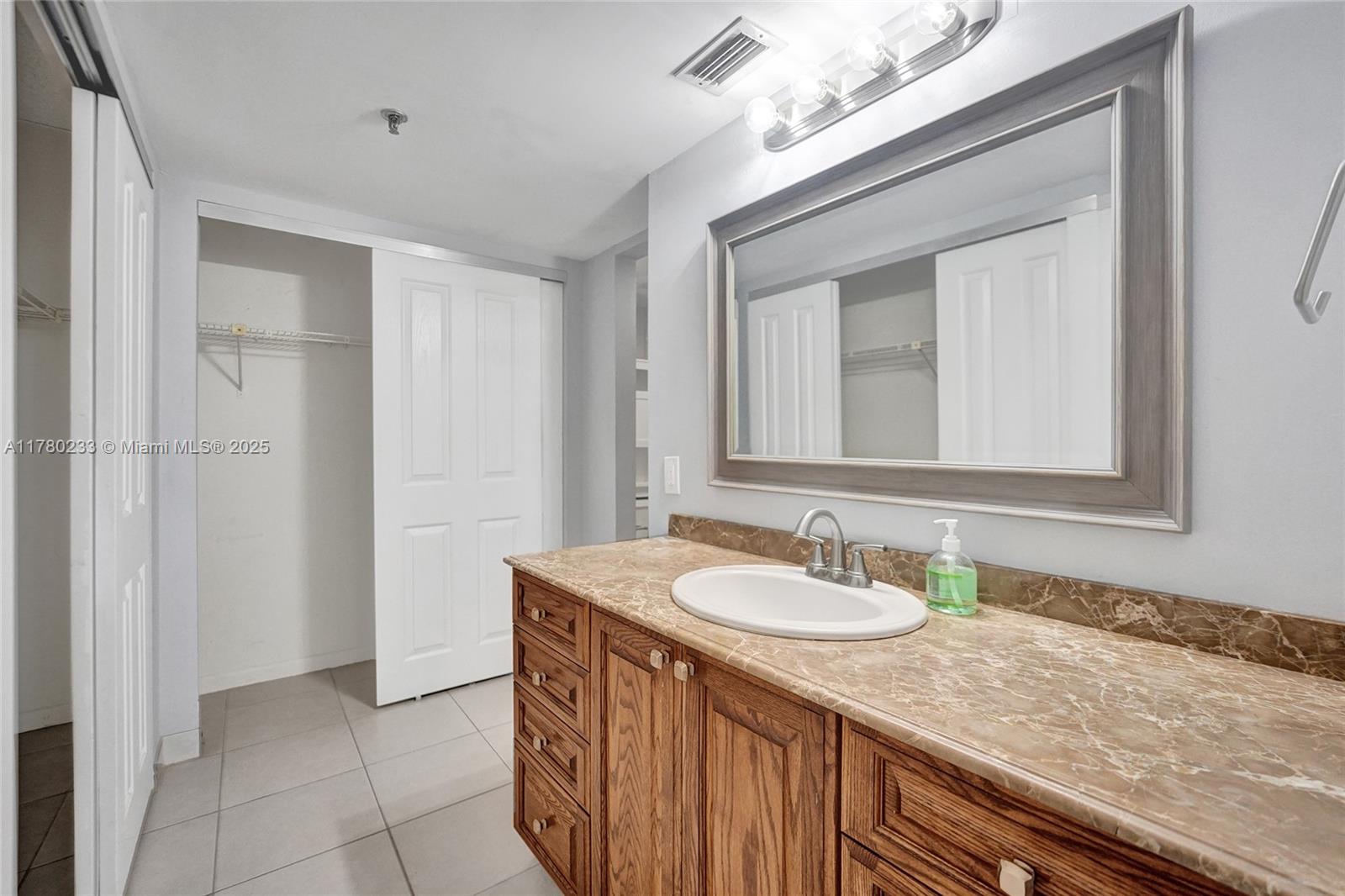LAKE EMERALD CONDOMINIUM - Residential