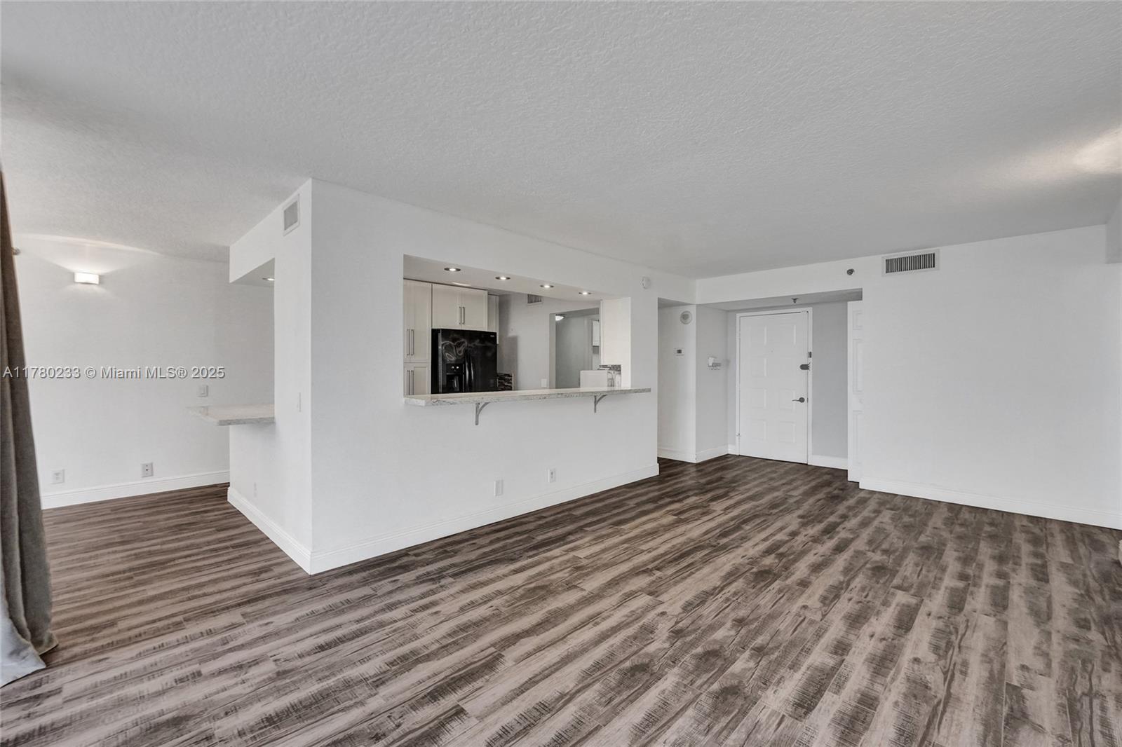 LAKE EMERALD CONDOMINIUM - Residential