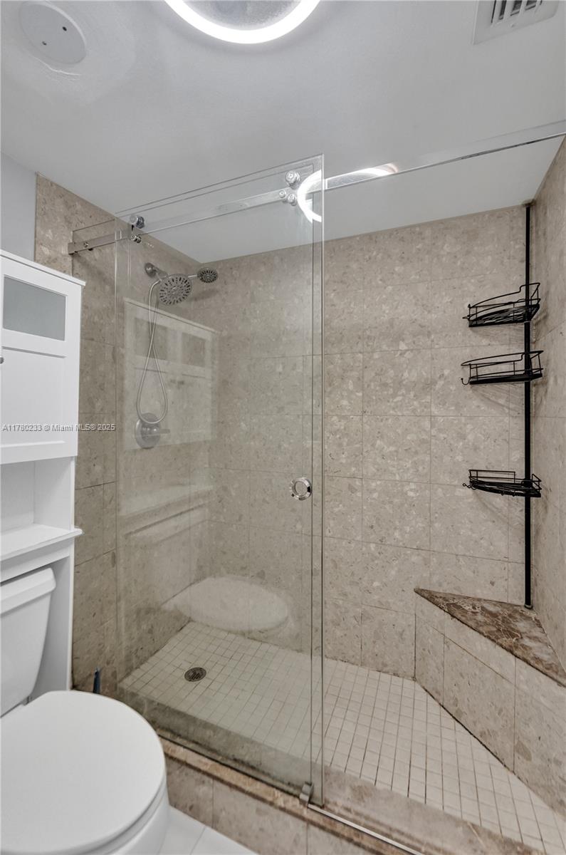 LAKE EMERALD CONDOMINIUM - Residential